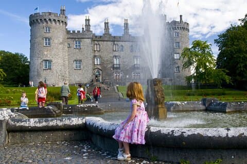 Tour privato di un giorno di lusso da Dublino a Kilkenny Castle e Waterford