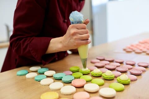 Spaß Macaron Back- und Malkurs mit lokalem Koch in Paris