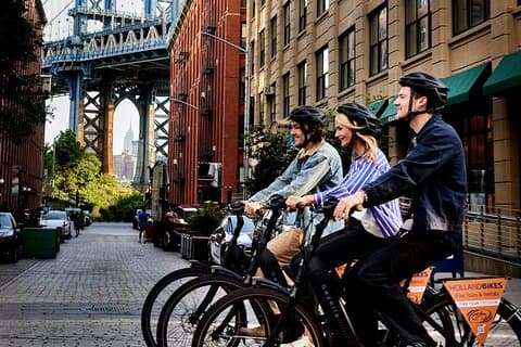 Passeio de bicicleta pelo centro da cidade com elegantes bicicletas holandesas