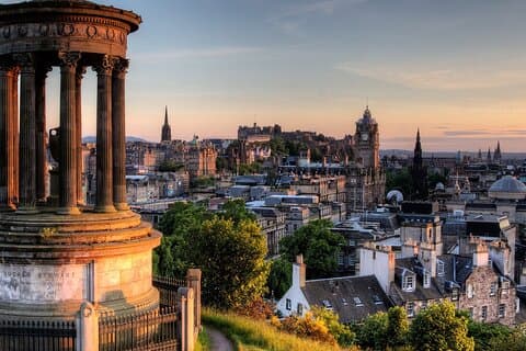 Edinburgh Scavenger Hunt & Auto-Guided Audio Walking Tour