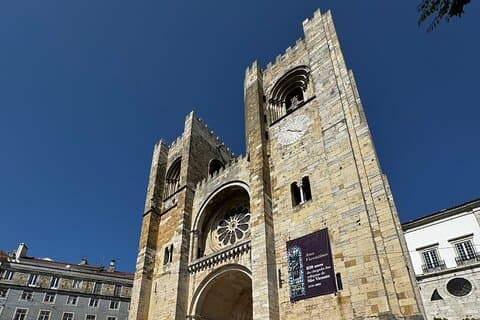 Descubra la antigua Lisboa en tuk tuk con un guía local