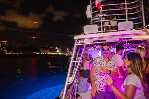 Waikiki Friday Fireworks Party Cruise com DJ ao vivo e bar completo
