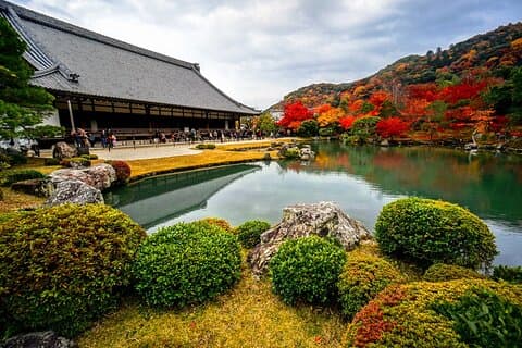 Tour a piedi di Arashiyama con giro opzionale in treno romantico a Sagano