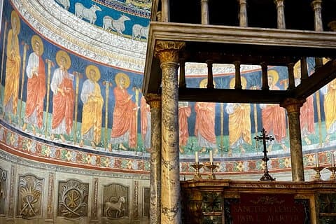 Privétour bij de ondergrondse tempels van de Sint-Clementiusbasiliek