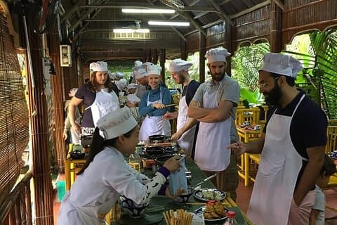 タントアン村の田舎でのプライベートフエ料理教室