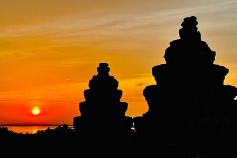 Explorar as maravilhas antigas de Angkor Wat com backheng do pôr do sol