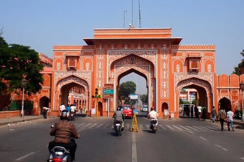 From Delhi: Private Same Day Tour to Jaipur by Train