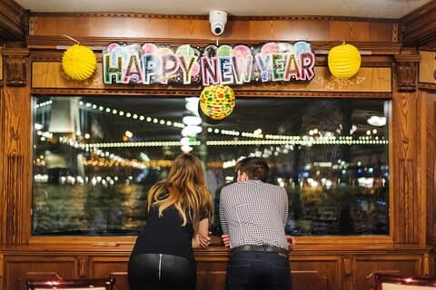 Boedapest: Oudejaarsavond feestcruise met eten, live muziek en DJ