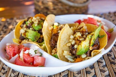Lav traditionel muldvarp og tacos med en mexicansk kok