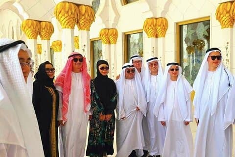 Abu Dhabi City Tour: Grand Mosque, Palace, Souk, Louvre og Ferrari