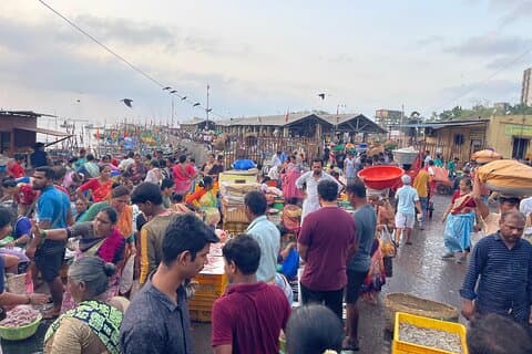 Autentico tour del mercato di Mumbai tutto il giorno con un Mumbaiker