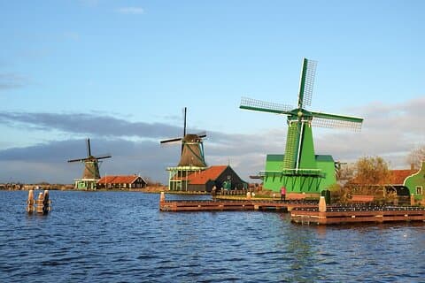 Zaanse Schans、Volendam、Cheese Factory、Monnickendamを訪れます。