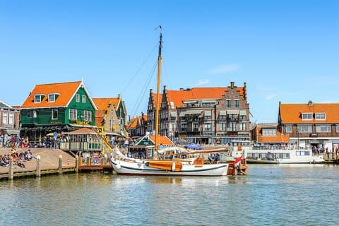 Erkunden Sie die Windmühlen von Zaanse Schans in Volendam mit der Fähre nach Marken