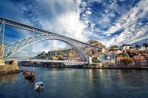 Privater Transfer von Porto nach Madrid - bis zu 3 Stopps