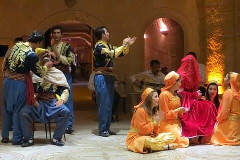 Türkische Nacht in Kappadokien mit Abendessen und Show