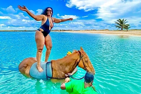 モンテゴ ベイ発の乗馬、ダンズ リバー フォールズ、ブルー ホール
