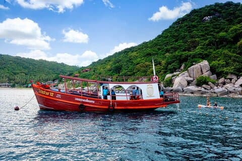 Les meilleurs sites de plongée avec tuba à Koh Tao depuis un bateau en bois vintage