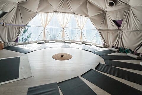 Vinyasa Yoga i en Dome