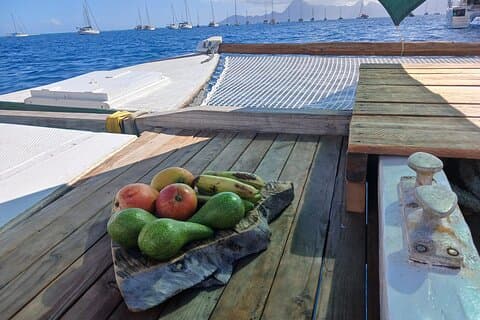 Privat halvdagssegelutflykt på Tahitis lagun