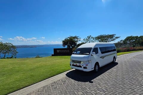 リベリア空港からコバノ プンタレナスまでのプライベート交通
