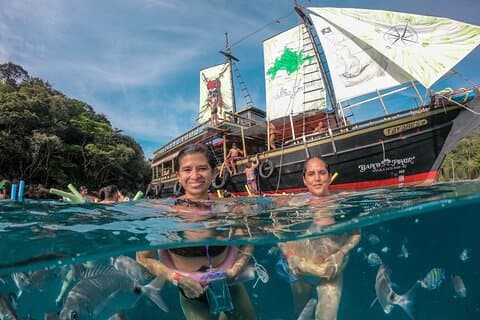Tour en Cataramán Pirata Angra dos Reis e Ilha Grande con almuerzo
