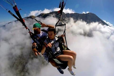 Sobrevuela el desierto de Agafay en parapente con vistas a la montaña del Atlas