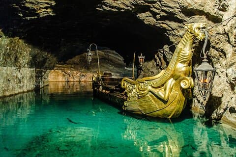 Vienna: tour dei boschi viennesi con lago sotterraneo e degustazione di vini