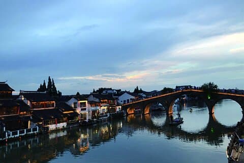 Zonsondergang in waterdorp Zhujiajiao