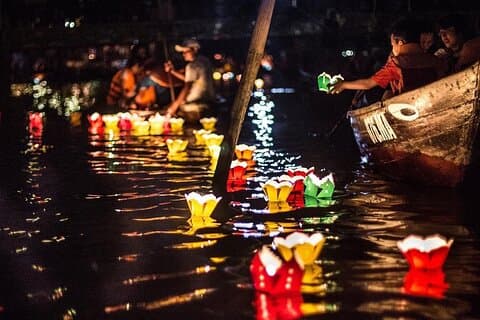 Bootsfahrt und Laterne am Hoai River freigeben