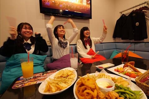 Osaka Karaoke Zimmer für 1 Stunde mit Set Menu und unbegrenzten Getränken