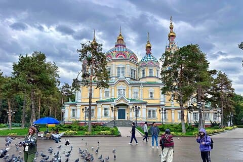 Gruppe: Medeu, Shymbulak, Kathedrale, 28er Park, Markt, Koktobe