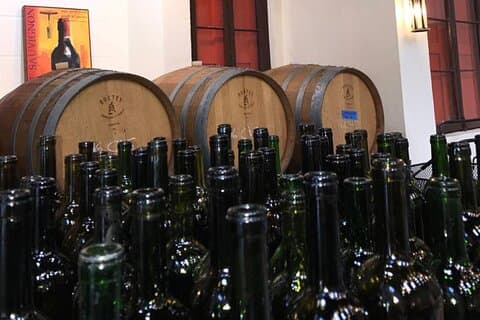 Produttore di vino per la SERA presso Bahama Barrels