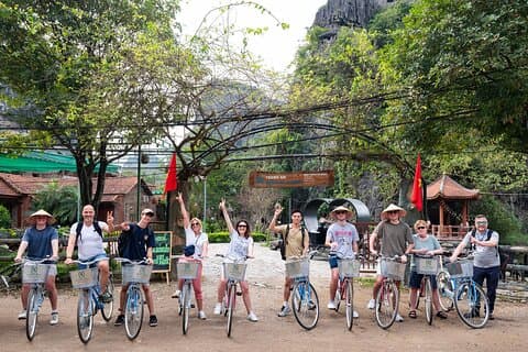 Ninh Binh helgedagstur med Hoa Lu, Tam Coc og Mua Cave