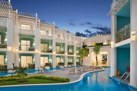 Traslado privado al aeropuerto de Montego Bay y al Azul Beach Resort Negril