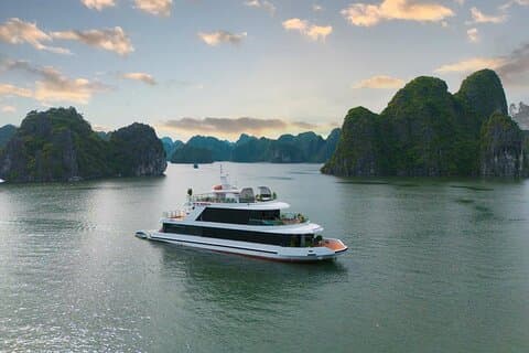 Heldagsoplev Lan Ha Bay på Top Luxury Cruise fra Cat Ba