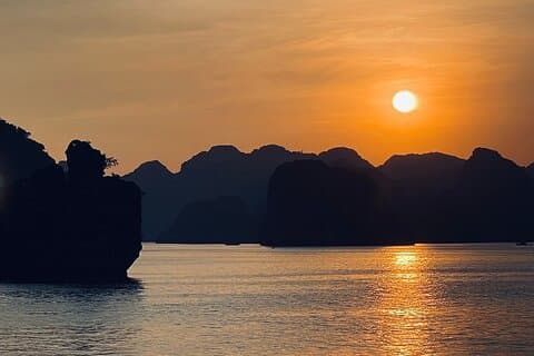 Majestic Sunset Boat Tour: esplora lo scenario mozzafiato della baia di Lan Ha