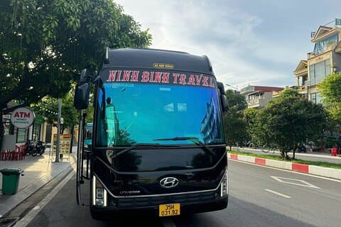 Trasferimento dall'isola di Cat Ba a Ninh Binh con limousine di classe D