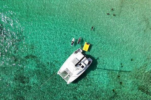 Expérience de 4 heures en catamaran dans un lagon privé de 42 pi