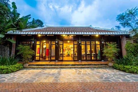 Utforska Hoi An halvdagstur för tillverkning av sidentyg