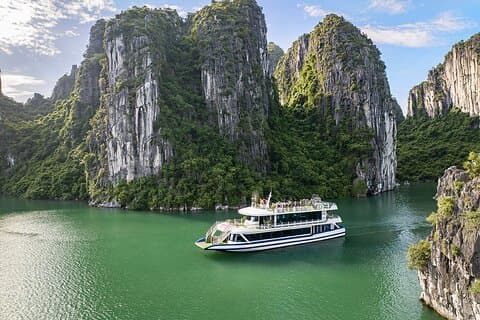 Ha Long Bay luxe cruise vanuit Hanoi met jacuzzi en lokale lunch