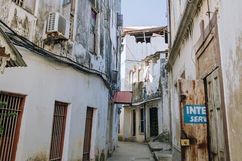Passeio histórico pela cidade de pedra com um guia local