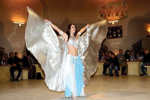 Kappadokien Türkische Nachtshow mit Abendessen in einer Höhle