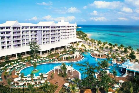 Privater Shuttle zum Flughafen Montego Bay und zur Bucht Riu Ocho Rios