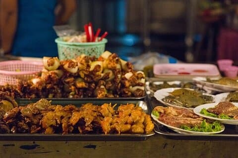 Phnom Penh mattur på natten med hotellhämtning