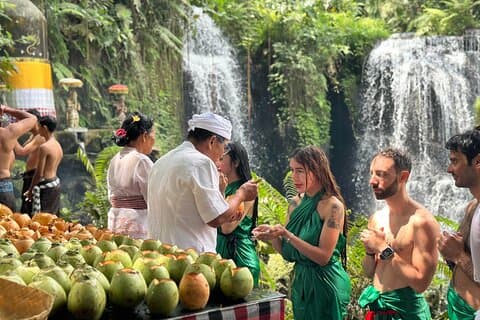 Cascada Beji Griya Experiencia de baño sagrado espiritual en Bali