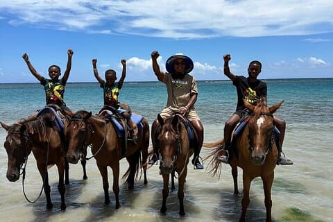 Paseo a caballo por el río Dunn y Blue hole con transporte incluido