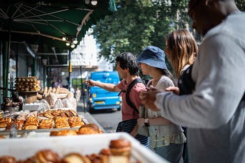 Mangiare cibi britannici & vedere Trenta attrazioni principali