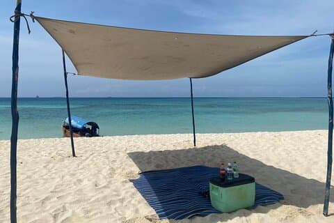 Pique-nique sur l'île de la prison et le banc de sable de Nakupenda