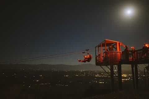 Recorrido en tirolina a la luz de la luna cerca de Santa Bárbara