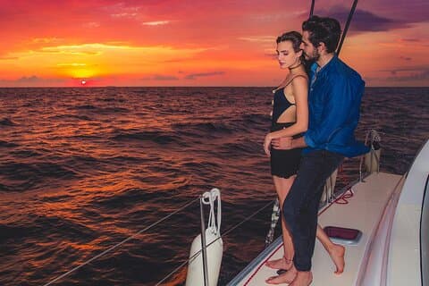 Luxury Sunset Sailing Cruise in Cancun with Light Dinner and Open Bar